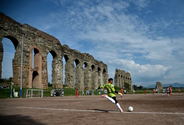 Футбольное состязание у акведука Феличе в Риме