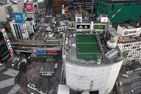 Площадка для мини-футбола на крыше универмага в Токио