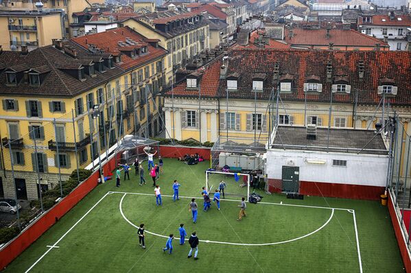 Школьники играют в футбол на крыше Колледжа в Турине