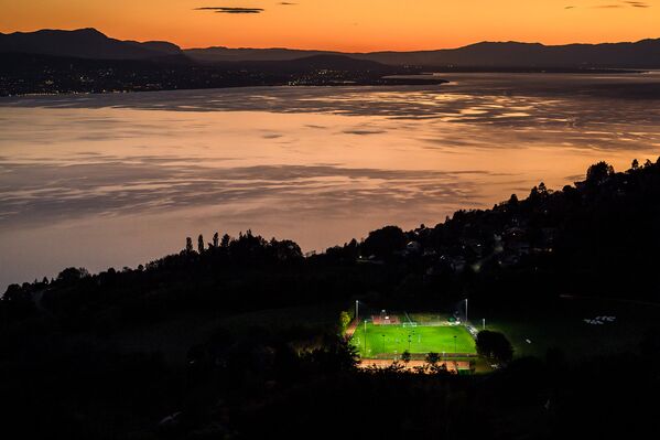 Футбольное поле у Женевского озера