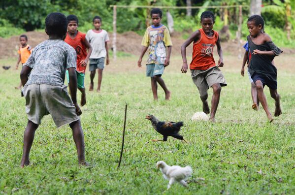 Футбол в деревне Лоловоли на острове Амбай