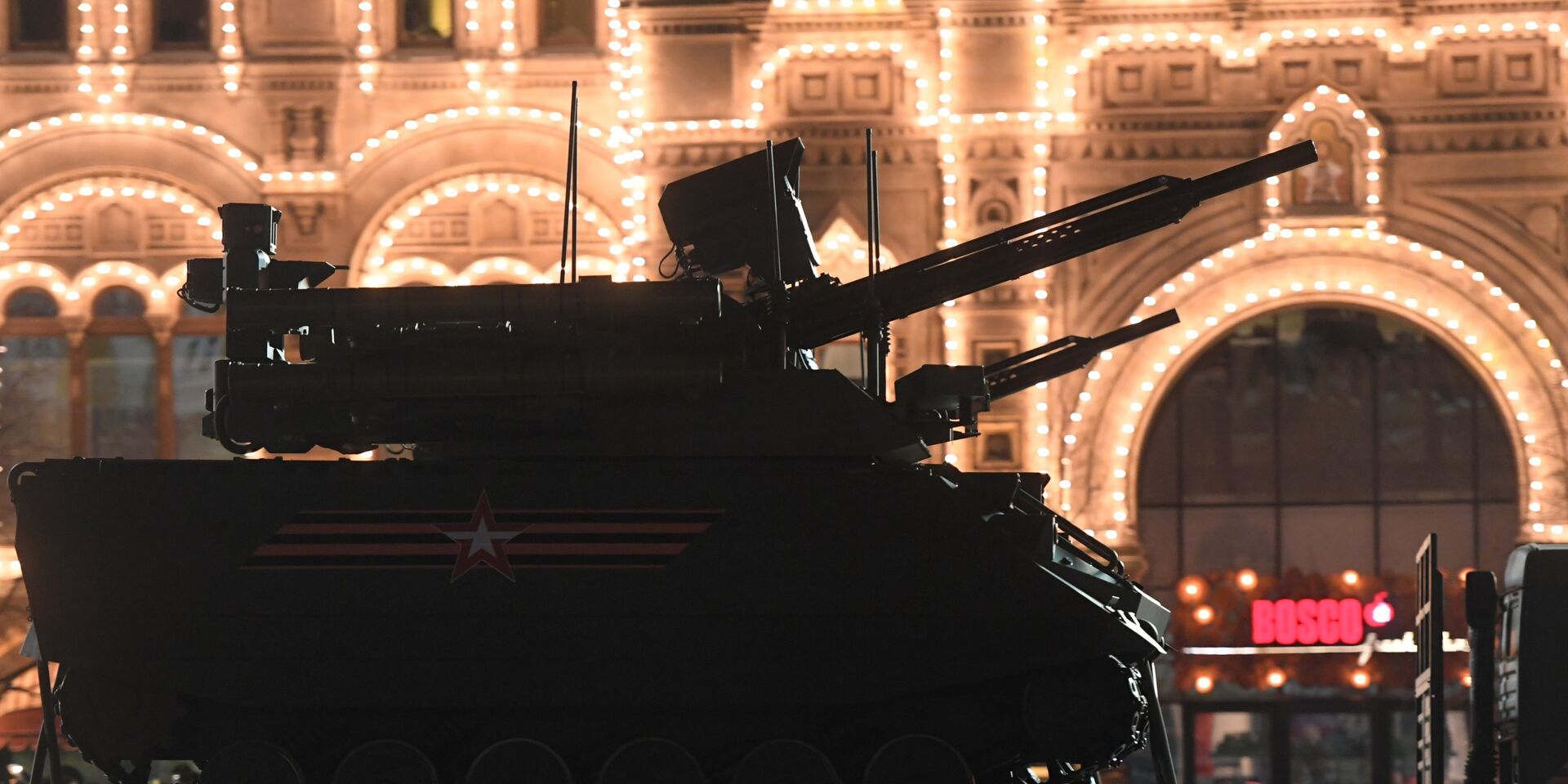 Роботизированный комплекс Уран-9 на ночной репетиции военного парада на Красной площади - ИноСМИ, 1920, 11.08.2021