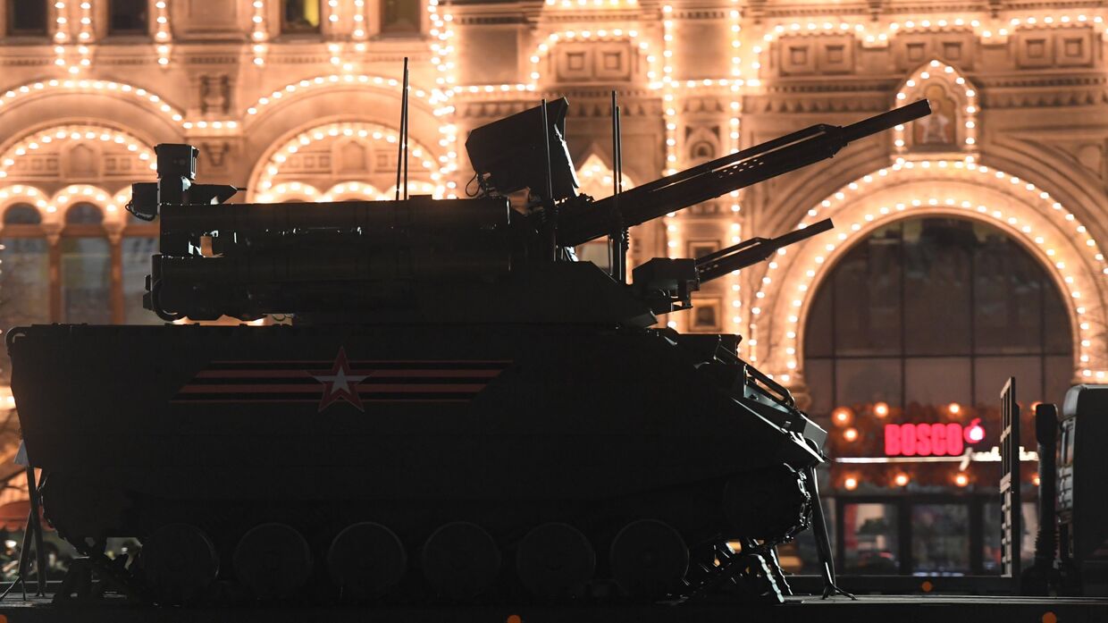 Роботизированный комплекс Уран-9 на ночной репетиции военного парада на Красной площади