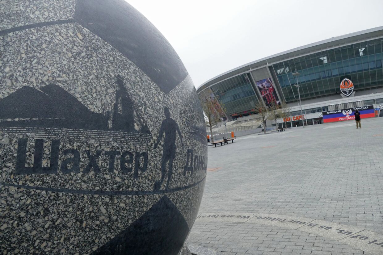 Гранитный мяч у стадиона Донбасс-Арена в Донецке
