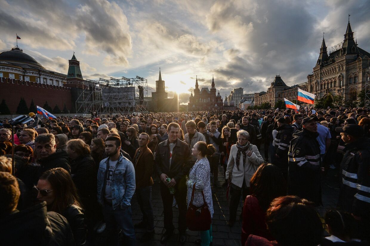 Жители Москвы на праздничном концерте в честь Дня России на Красной площади