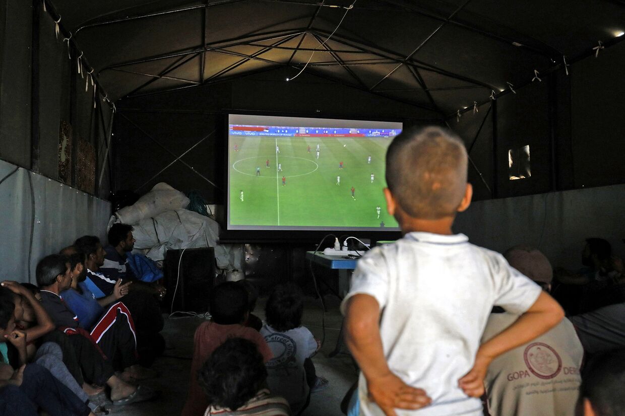 Перемещенные сирийцы смотрят футбольный матч ЧМ-2018 в лагере Айн-Исса