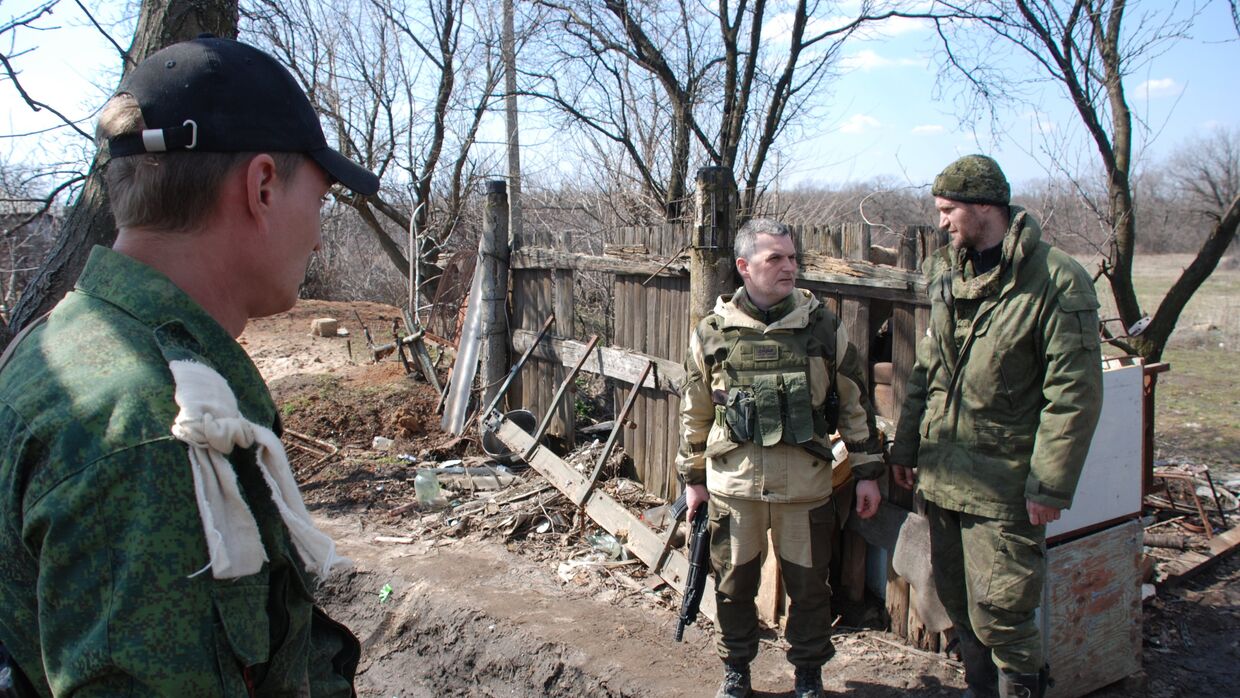 Бойцы батальона Призрак на линии разграничения в разрушенном поселке Желобок в Луганской области