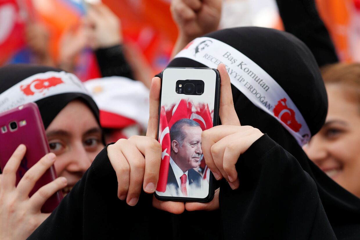 Сторонники президента Турции Тайипа Эрдогана во время предвыборного митинга в Стамбуле