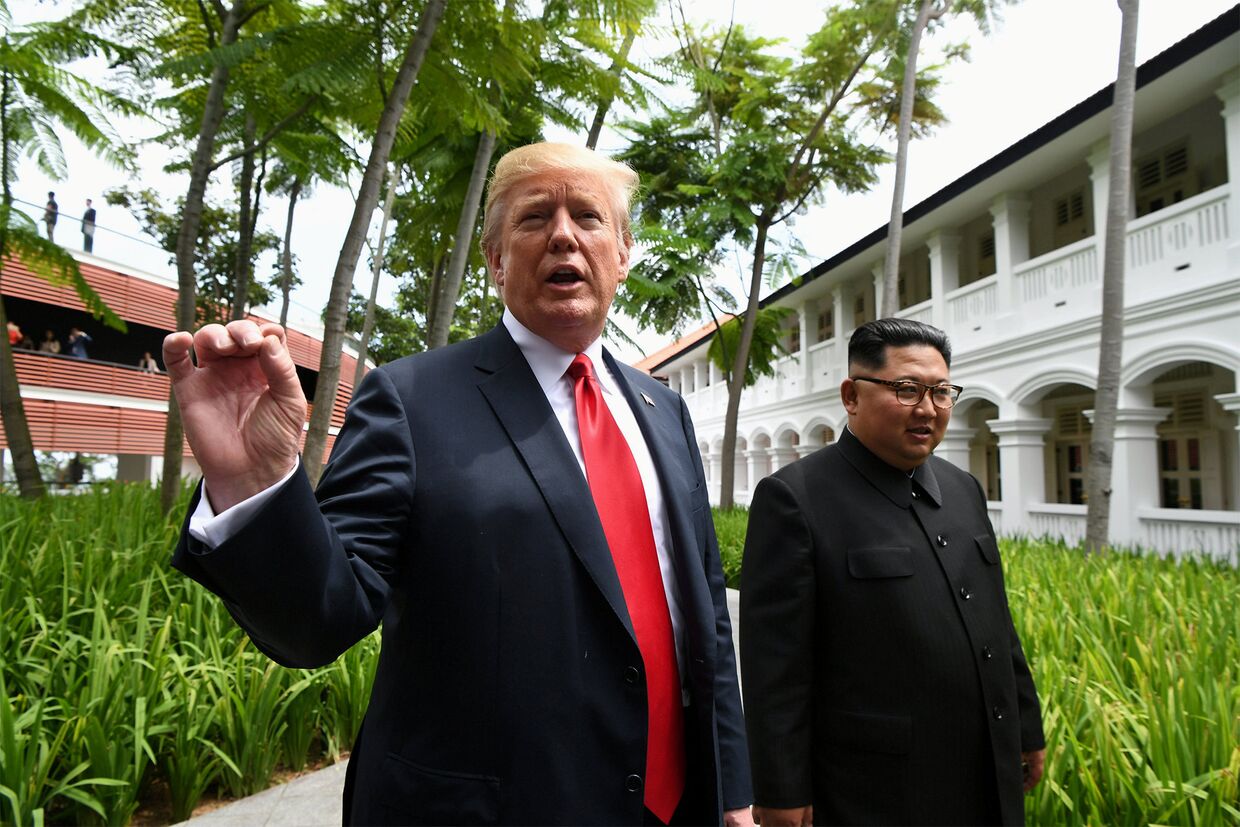 Президент США Дональд Трамп и лидер КНДР Ким Чен Ын Во время прогулки у отеля Капелла в Сингапуре. 12 июня 2018