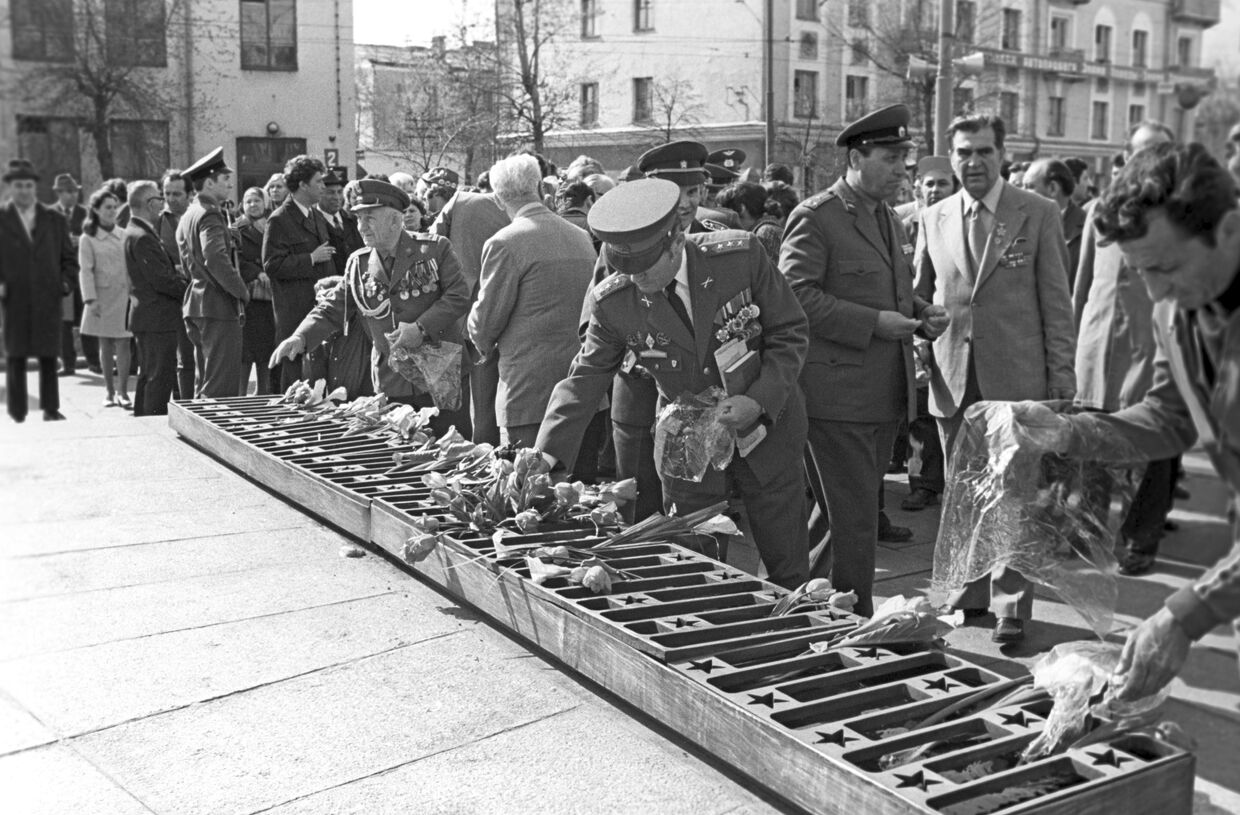 Ветераны Великой Отечественной Войны из Польши и Чехословакии возлагают венки на братскую могилу