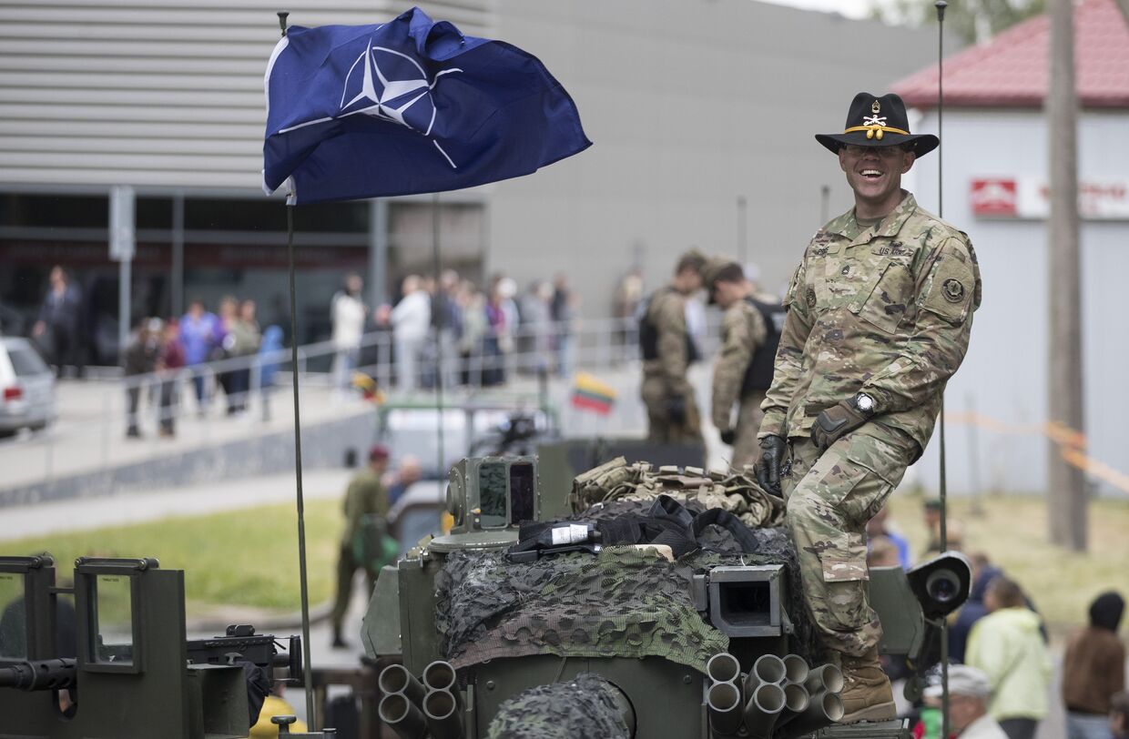 Военнослужащий армии США во время совместных учений войск НАТО в Купишкисе, Литва. 12 июня 2016