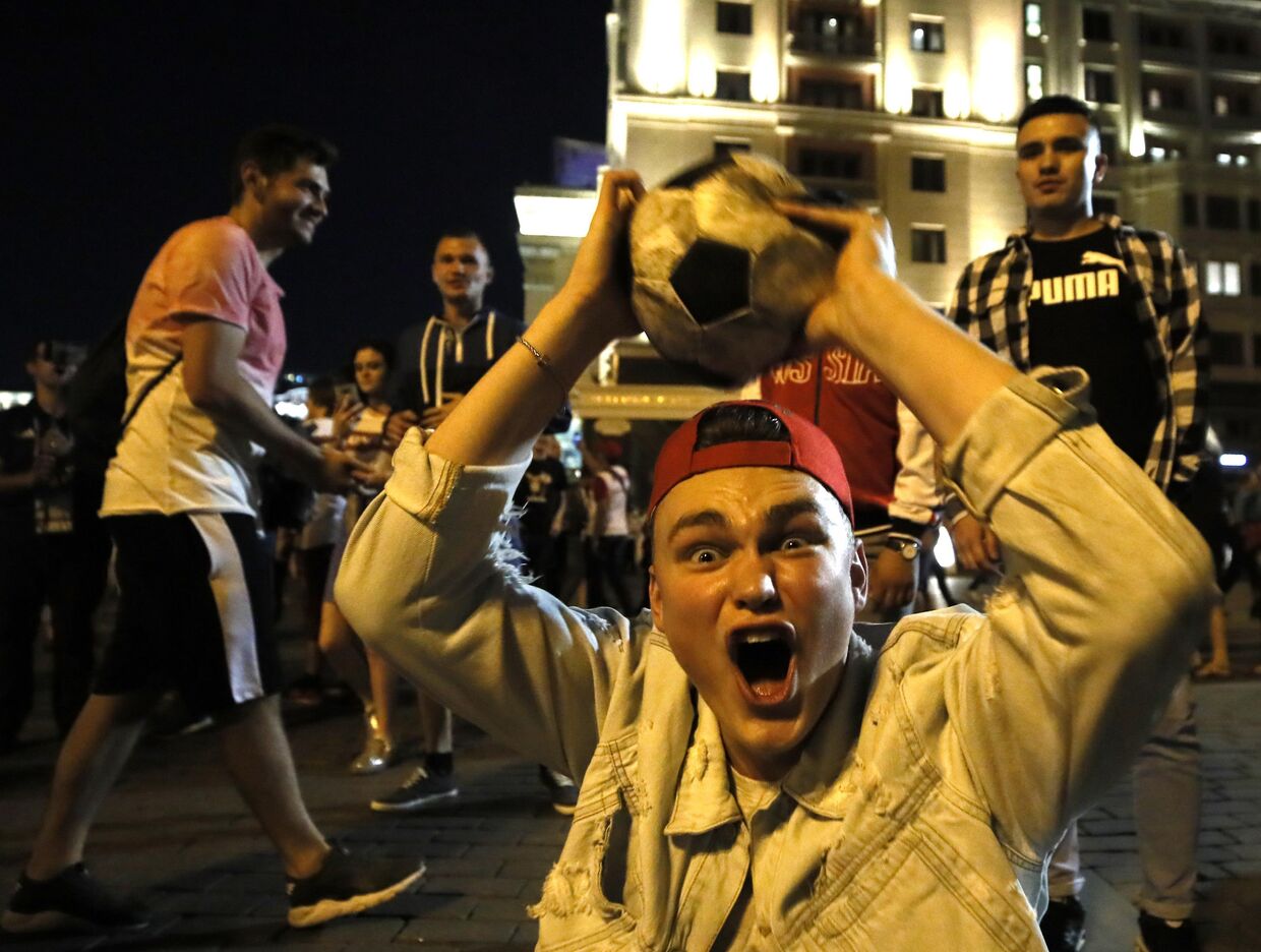 Российский болельщики празднуют победу России в матче с Египтом