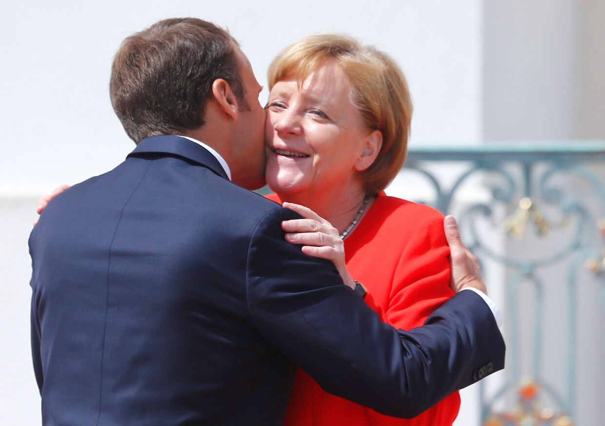 Канцлер Германии Ангела Меркель и президент Франции Эммануэль Макрон в Мезеберге