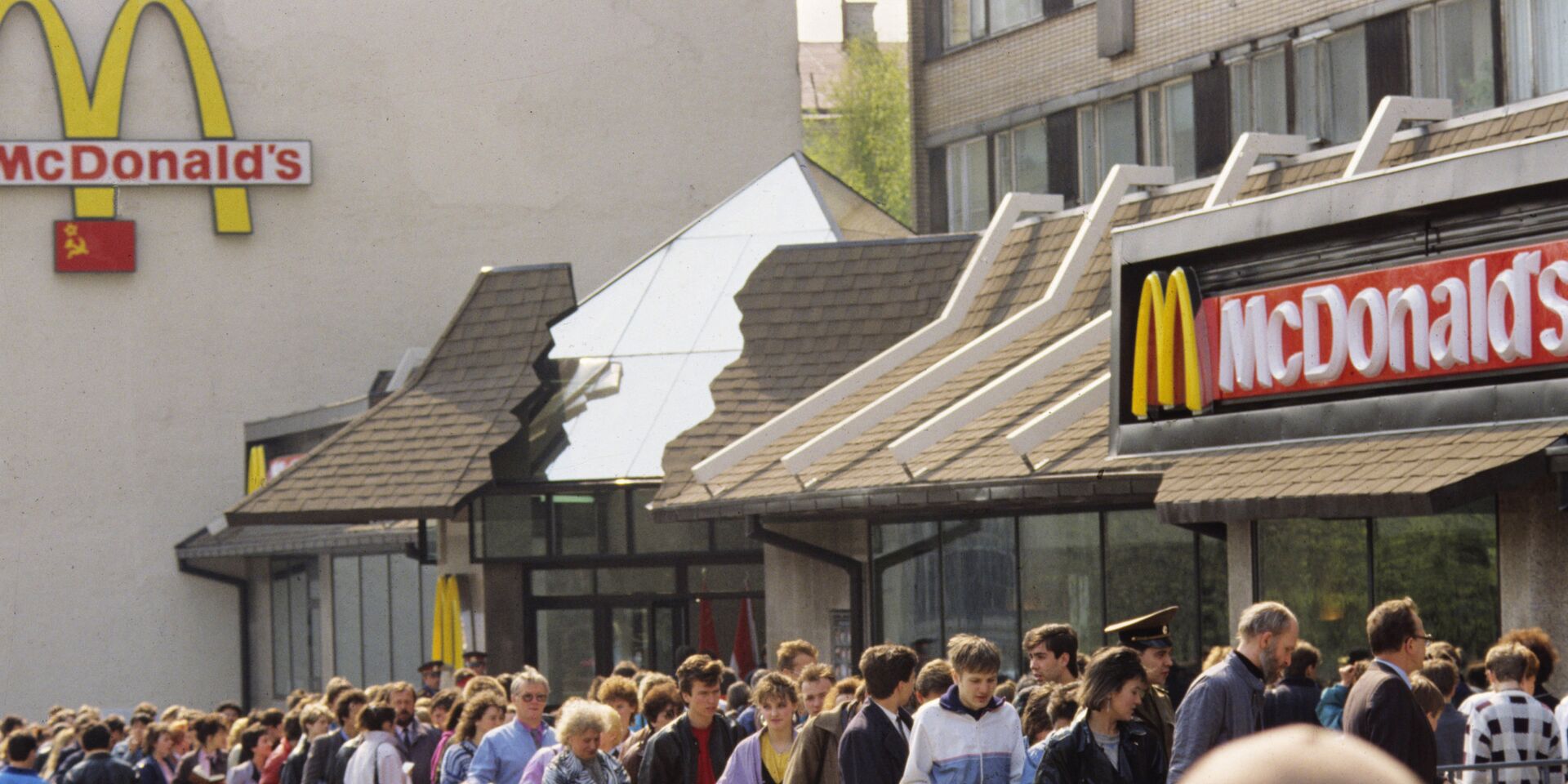 Очередь в ресторан Макдоналдс на Пушкинской площади в Москве. 1990-е  - ИноСМИ, 1920, 01.02.2025