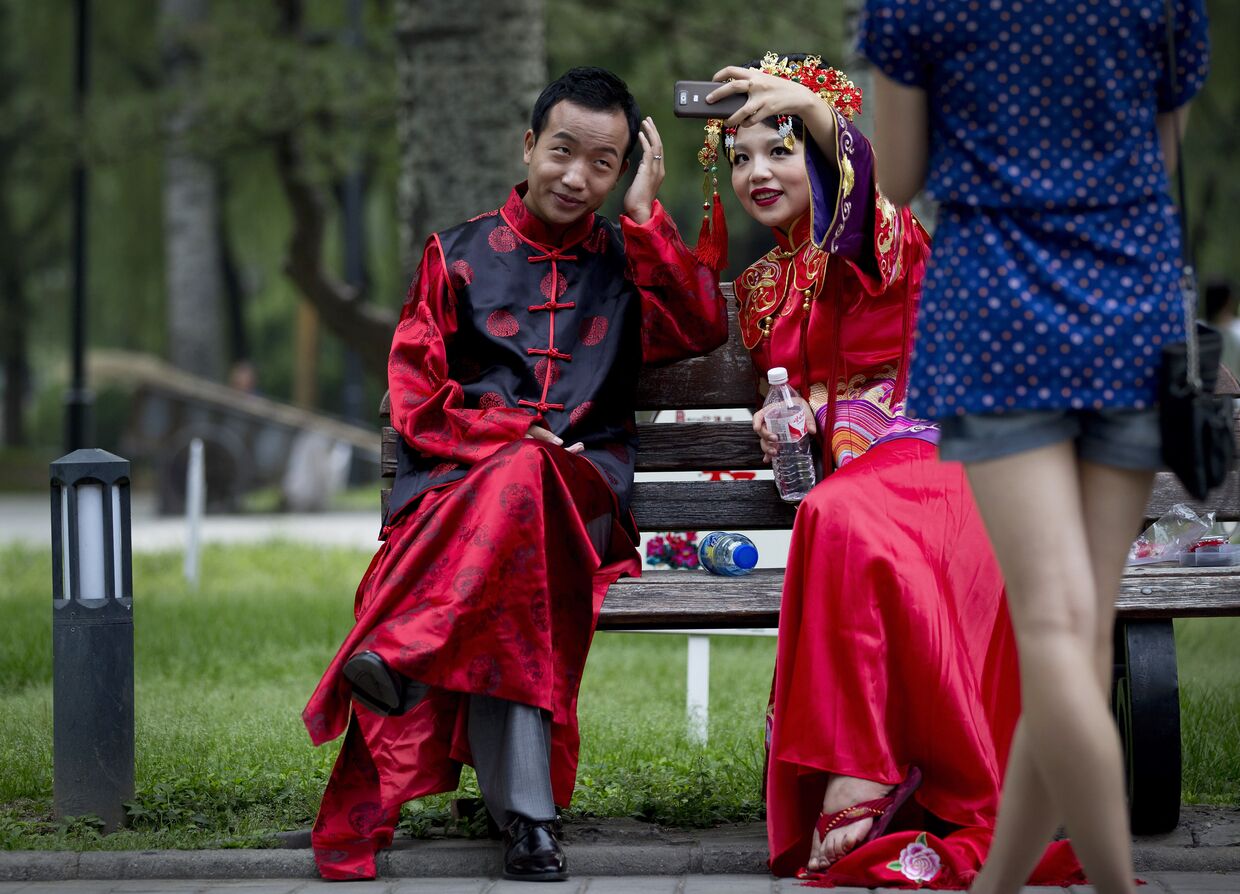 Молодожены в национальных китайских костюмах в Пекине