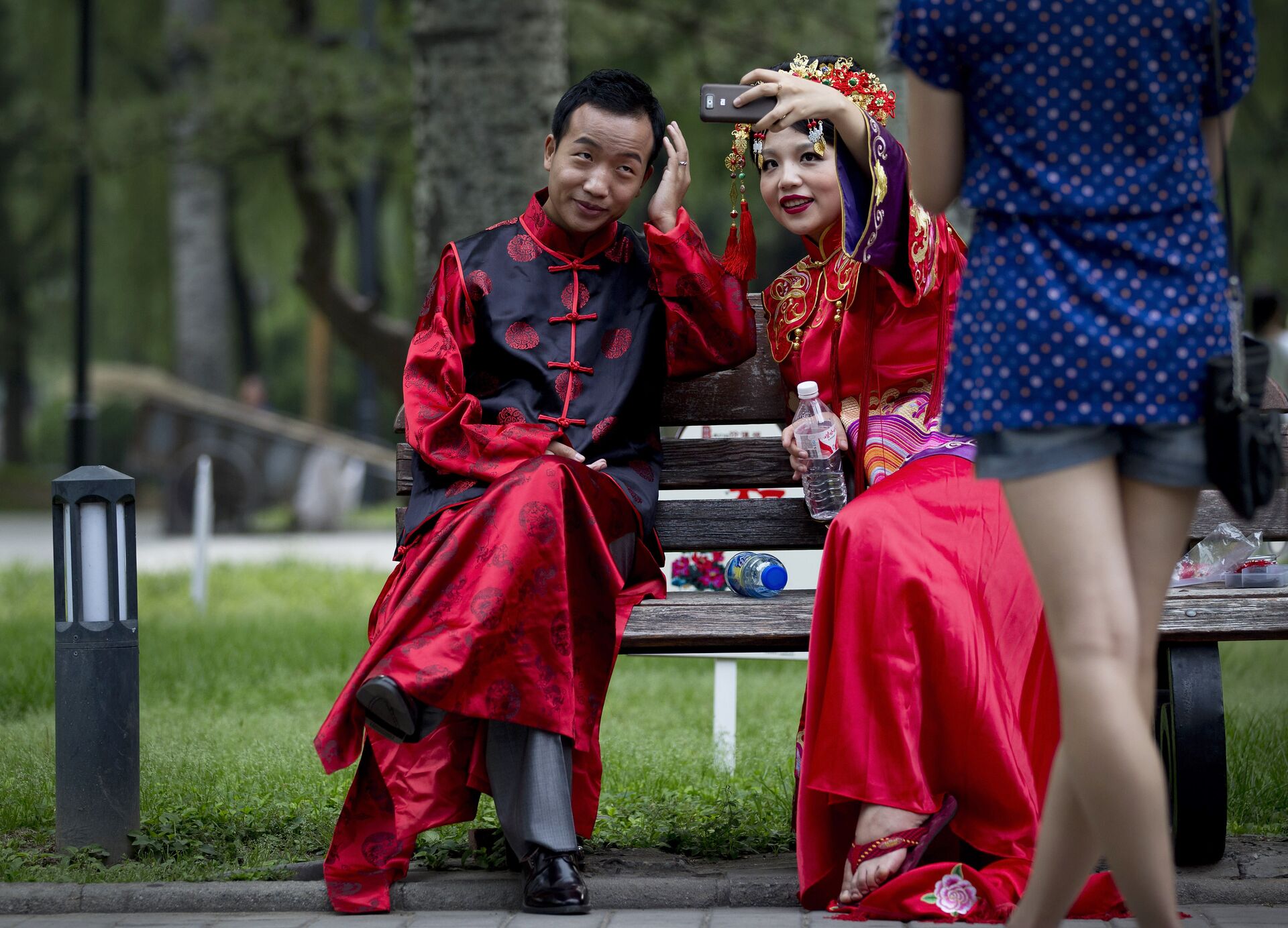 Молодожены в национальных китайских костюмах в Пекине  - ИноСМИ, 1920, 20.10.2021