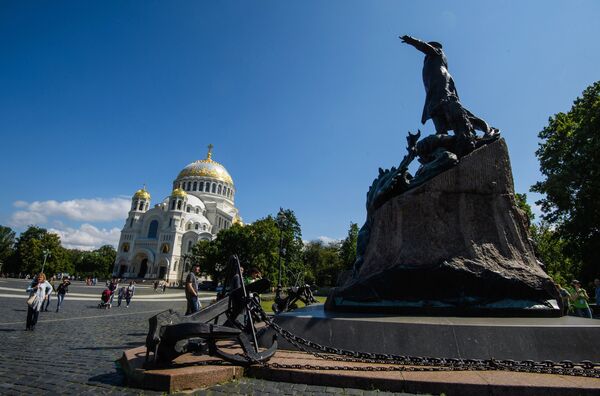 Памятник Адмиралу Макарову возле Морского Никольского собора в Кронштадте Памятник Адмиралу Макарову возле Морского Никольского собора в Кронштадте