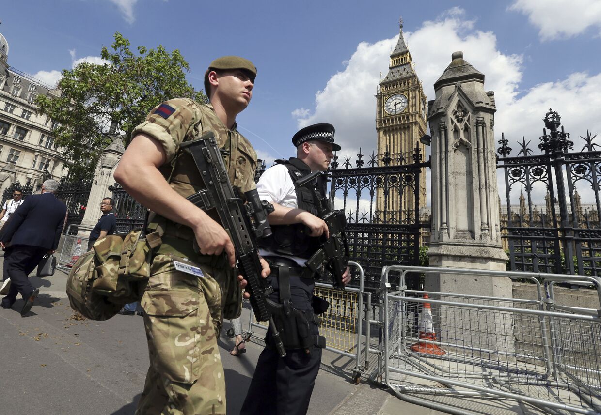 Военнослужащий и полиция в Лондоне