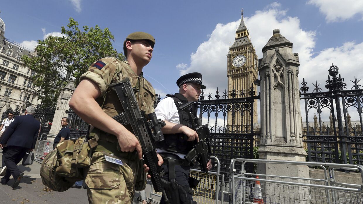 Военнослужащий и полиция в Лондоне