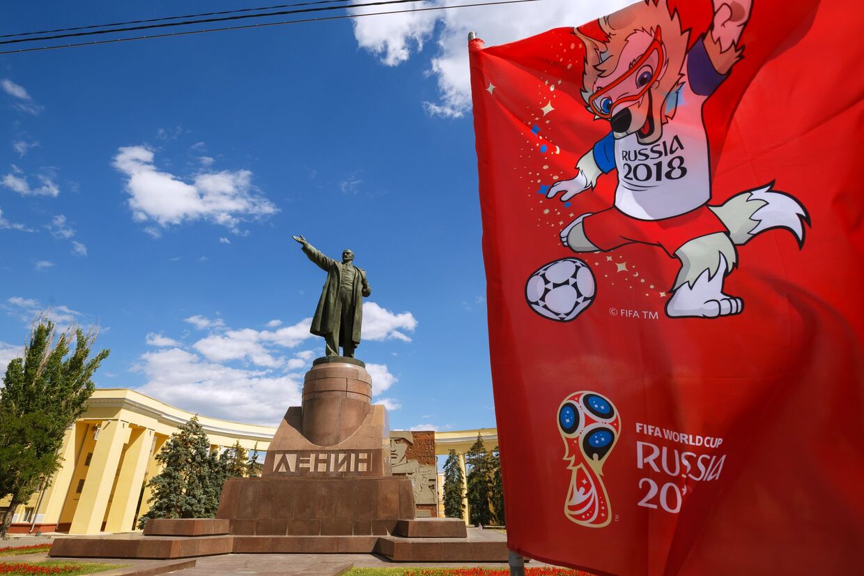 Флаг с символикой чемпионата мира по футболу 2018 на площади Ленина в Волгограде
