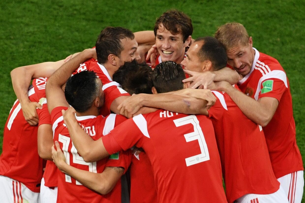 Игроки сборной России радуются забитому голу в матче группового этапа чемпионата мира по футболу между сборными России и Египта