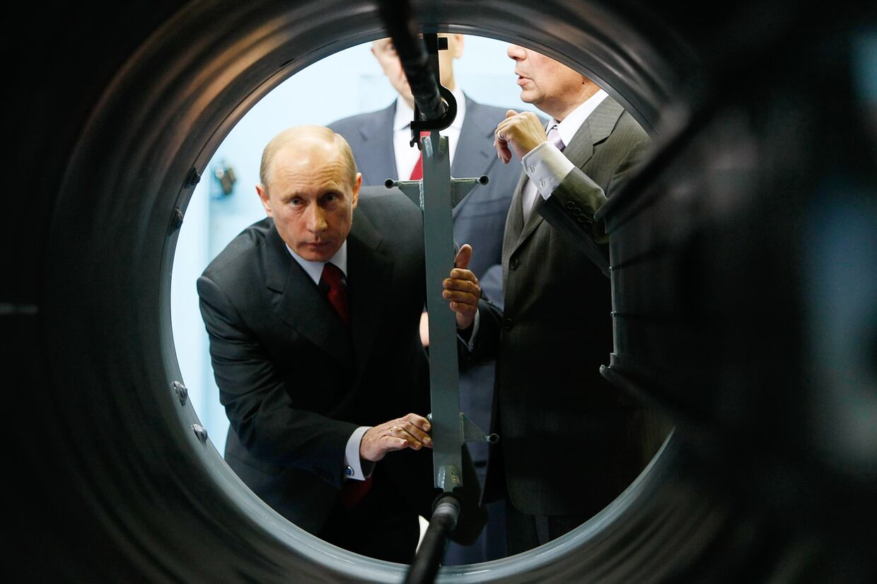 Премьер-министр России Владимир Путин во время посещения «Концерна воздушно-космической обороны «Алмаз-Антей»