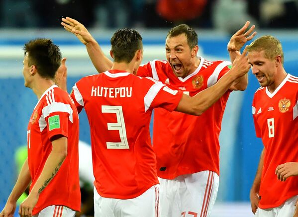 Игроки сборной России празднуют забитый гол во время матча со сборной Египта в Санкт-Петербурге