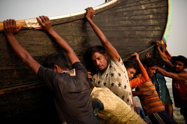 Беженцы рохинья заняты работой в городе Коксс-Базар, Бангладеш