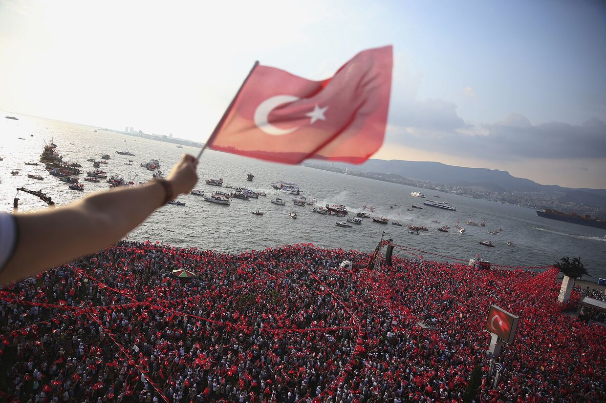 Сторонники кандидата в президенты Турции Мухаррем Индже во время митинга в Измире