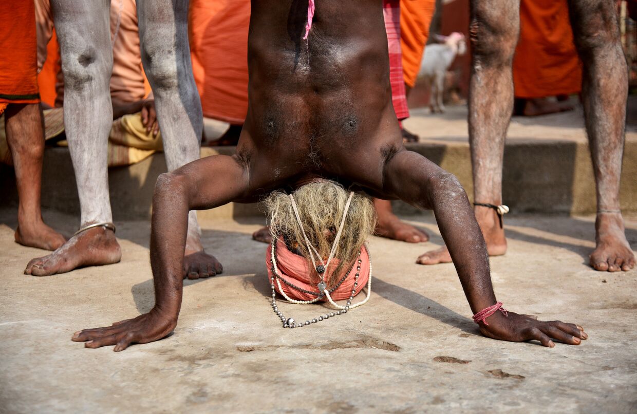 Занятия йогой в храме Камахья в Гувахати, Индия