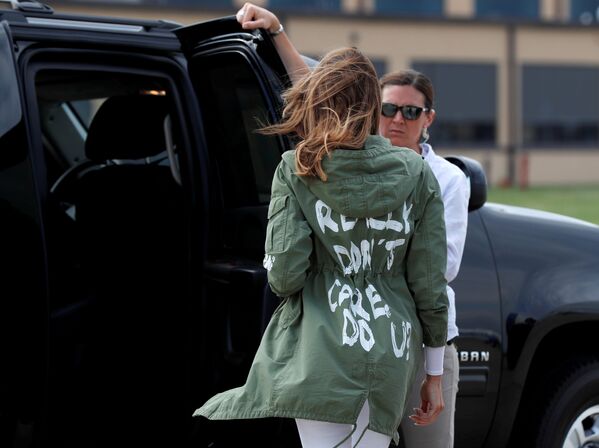 Первая леди США Мелания Трамп в куртке с надписью на спине «мне все равно, а вам?»