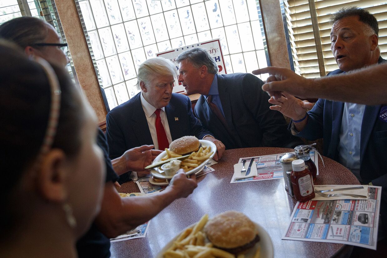 Дональд Трамп обедает в закусочной в Дандолке, штат Мэриленд
