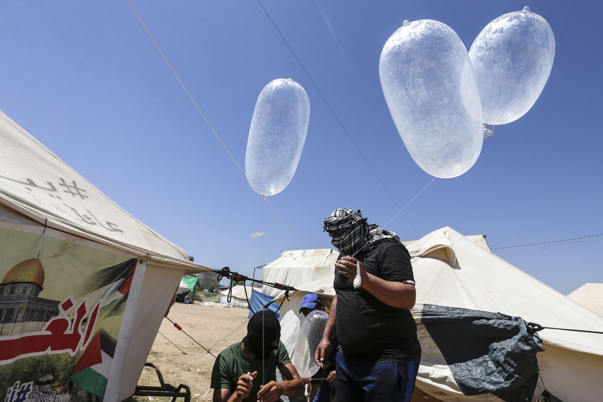 Палестинские протестующие запускают самодельные взрывоопасные средства на границе Израиля и газы в Аль-Бурейдж