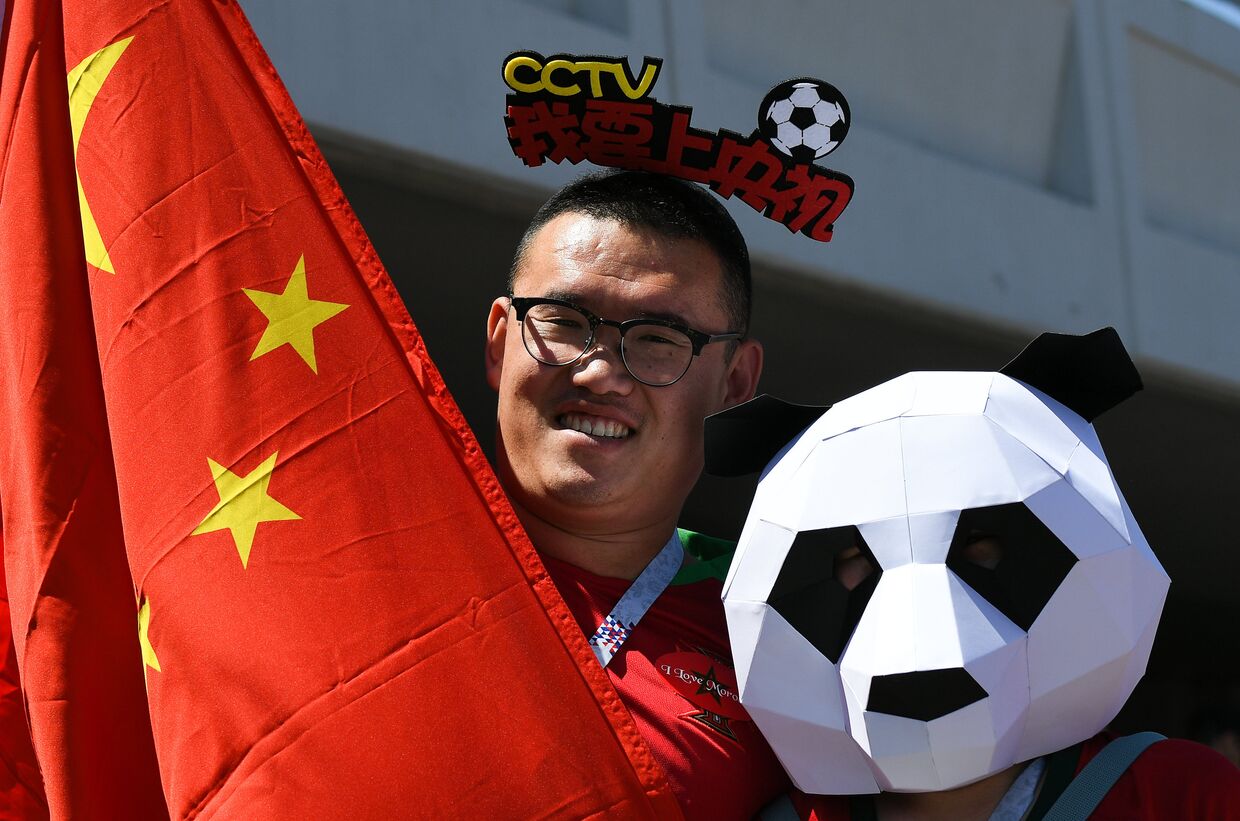 Болельщик перед матчем чемпионата мира по футболу между сборными Португалии и Марокко