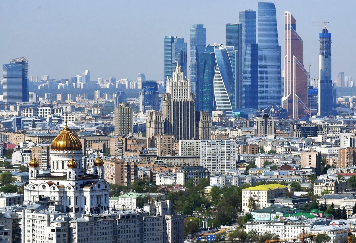 Вид на храм Христа Спасителя, МИД РФ и деловой центр Москва-Сити, Москва