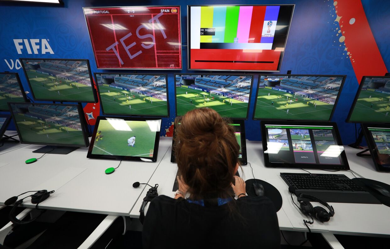 Контрольная комната системы видеопомощи арбитрам (VAR) в Международном вещательном центре ЧМ-2018 по футболу в Москве.