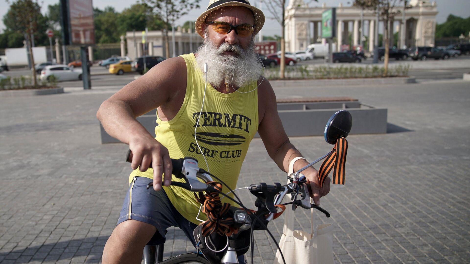 Мужчина на велосипеде в центре Москвы - ИноСМИ, 1920, 22.11.2021