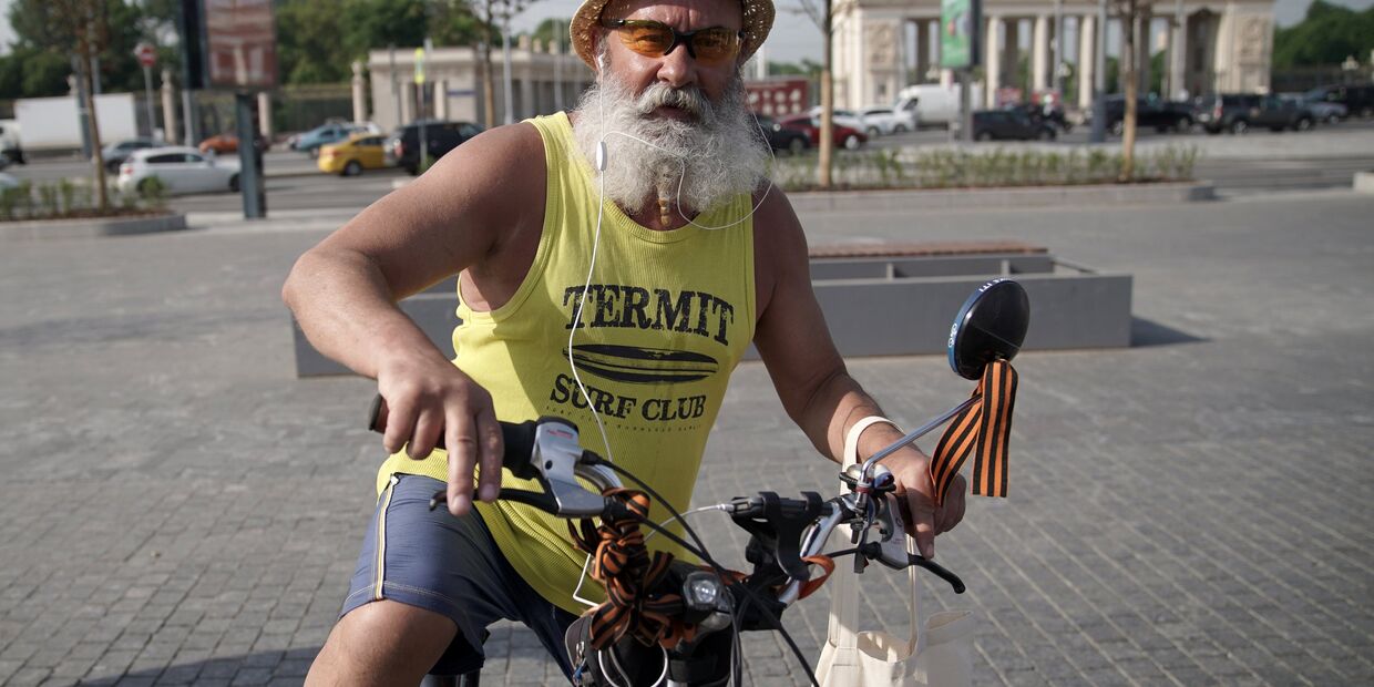 Мужчина на велосипеде в центре Москвы