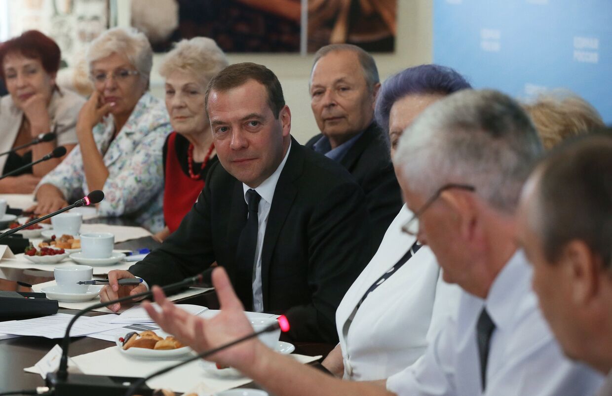 Председатель правительства РФ Дмитрий Медведев во время встречи с пенсионерами в Липецке
