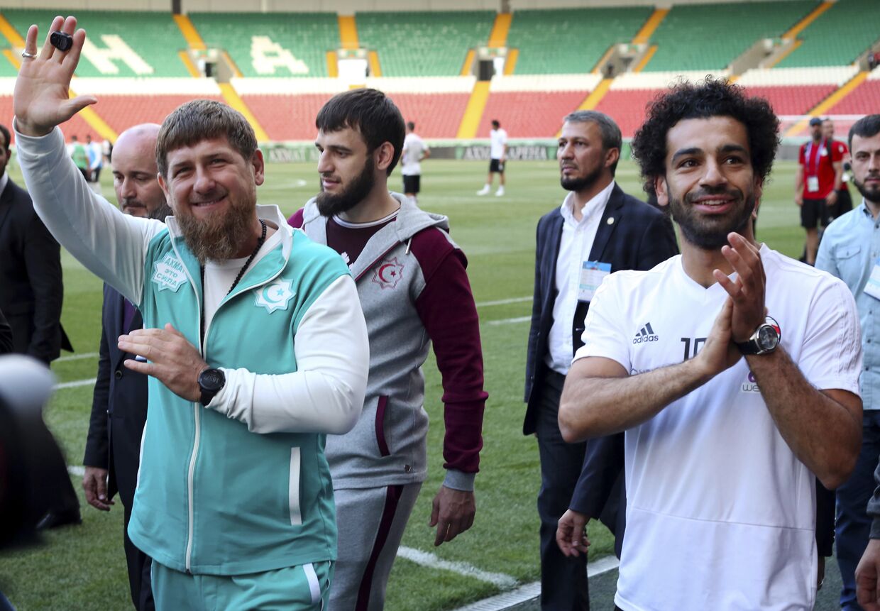 Глава Чеченской Республики Рамзан Кадыров и нападающий Ливерпуля Мохаммед Салах на стадионе в Грозном. 10 июня 2018 года