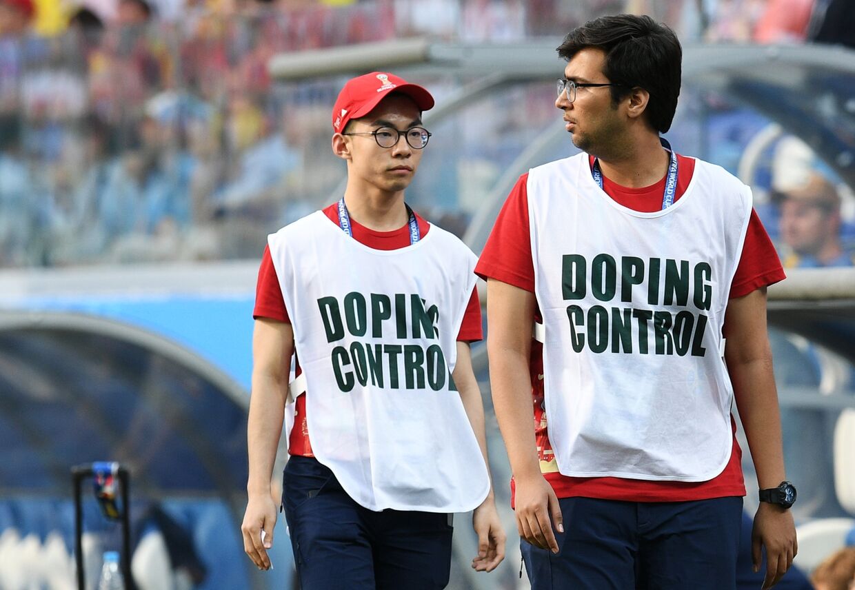 Сотрудники допинг-контроля на поле стадиона