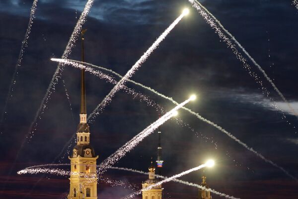 Фейерверк на празднике выпускников «Алые паруса» в Санкт-Петербурге