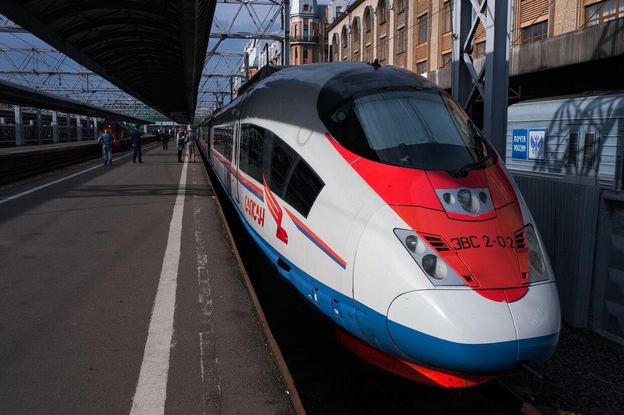 Высокоскоростной поезд Сапсан на Московском вокзале в Санкт-Петербурге
