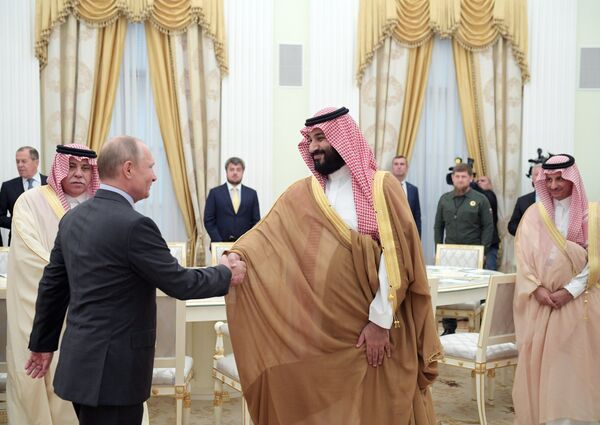 Владимир Путин и наследный принц Саудовской Аравии Мухаммед ибн Салман Аль Сауд во время встречи. 14 июня 2018 Владимир Путин и наследный принц Саудовской Аравии Мухаммед ибн Салман Аль Сауд во время встречи. 14 июня 2018