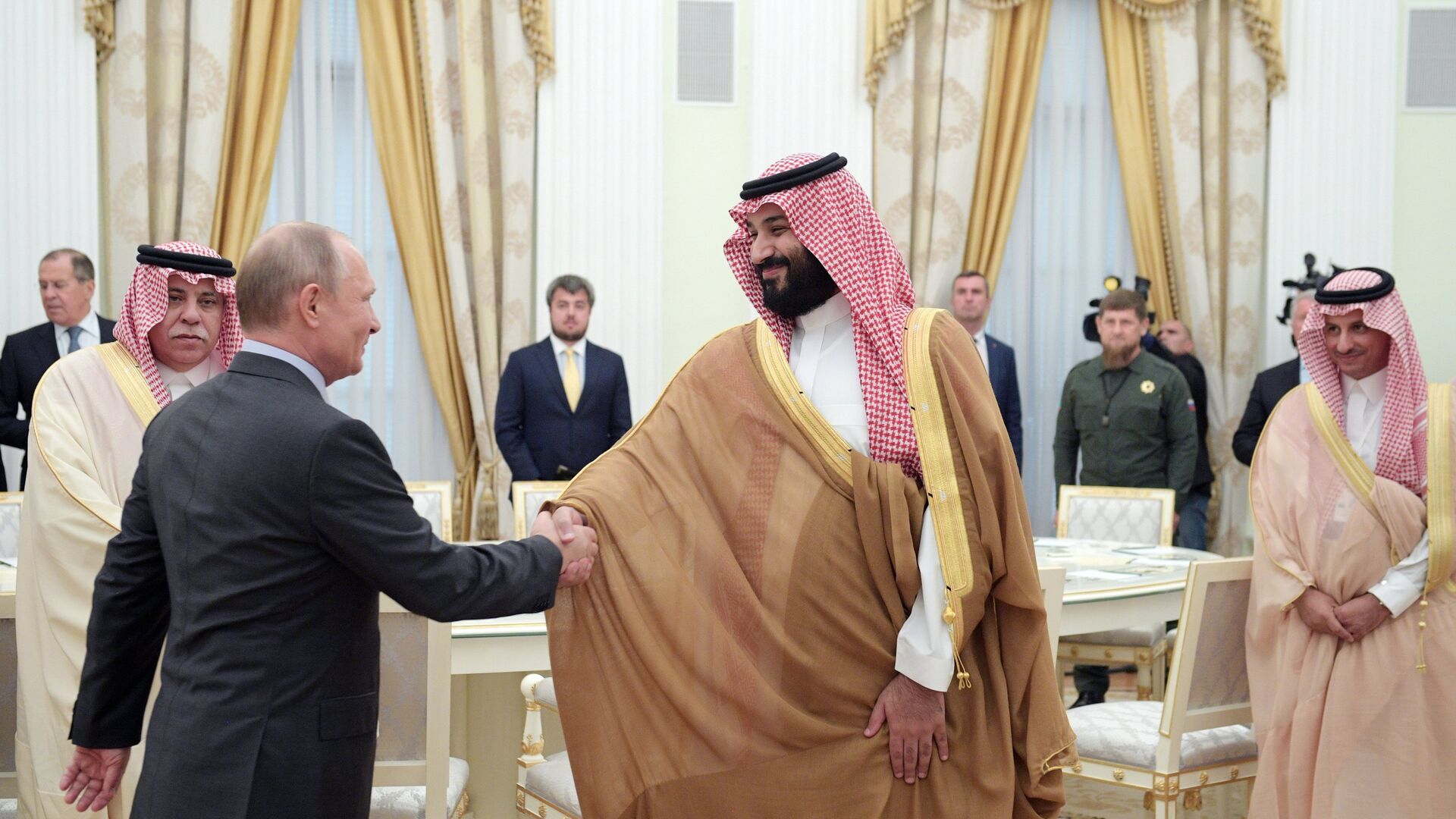 Владимир Путин и наследный принц Саудовской Аравии Мухаммед ибн Салман Аль Сауд во время встречи. 14 июня 2018 - ИноСМИ, 1920, 13.10.2022