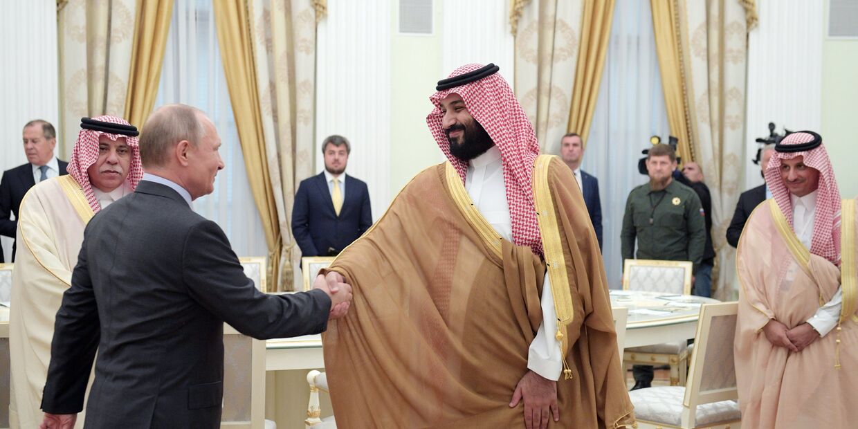 Владимир Путин и наследный принц Саудовской Аравии Мухаммед ибн Салман Аль Сауд во время встречи. 14 июня 2018