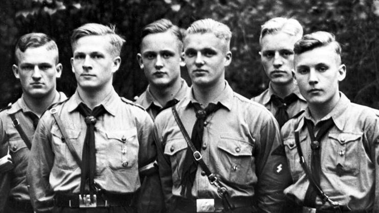 Групповое фото юношей из гитлерюгенда