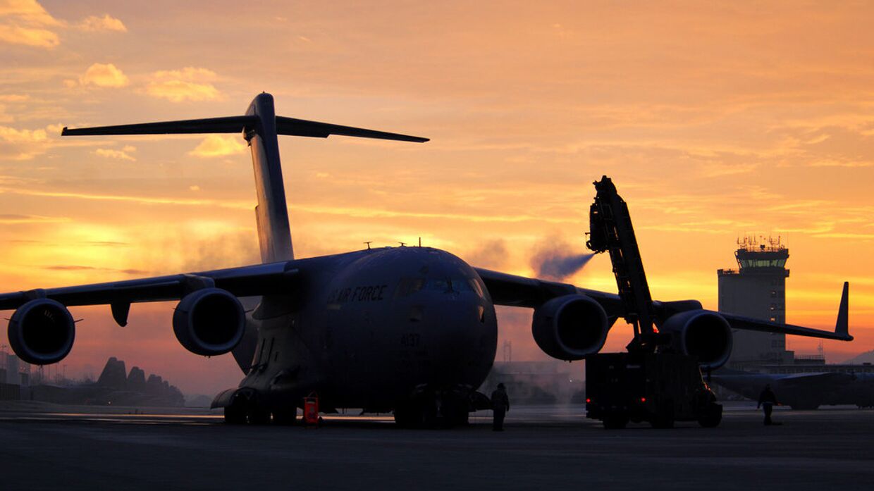 Американский стратегический военно-транспортный самолет C-17 Глоубмастер III на авиабазе Рамштайн, Германия