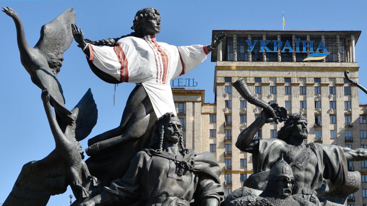 Памятник основателям Киева на площади Независимости в Киеве