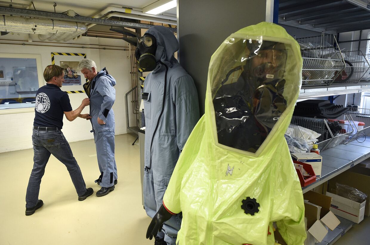 Костюмы химической защиты проверяют в штаб-квартире ОЗХО в Гааге